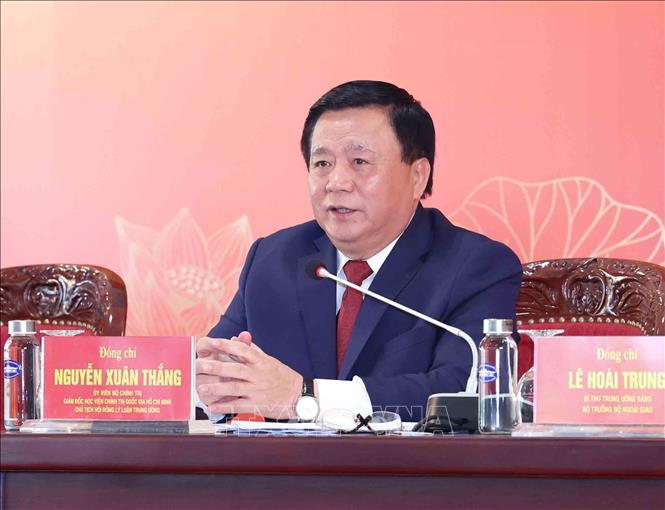 Đồng chí Nguyễn Xuân Thắng, Uỷ viên Bộ Chính trị, Giám đốc Học viện Chính trị quốc gia Hồ Chí Minh, Chủ tịch Hội đồng Lý luận Trung ương trả lời câu hỏi của phóng viên. Ảnh: Phương Hoa - TTXVN