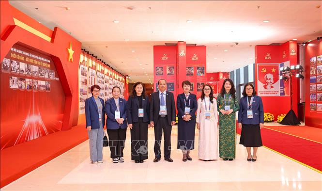 Tổng Giám đốc Vũ Việt Trang và các cán bộ tại lễ khai trương khu vực trưng bày ảnh “Dưới cờ Đảng - Đất nước tiến vào Kỷ nguyên mới” do TTXVN thực hiện. Ảnh: Thanh Tùng - TTXVN