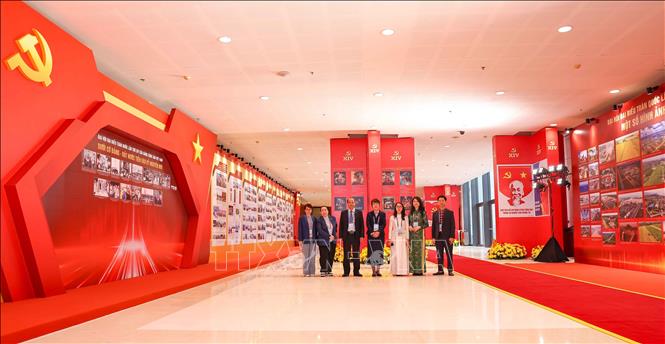 Tổng Giám đốc Vũ Việt Trang và các cán bộ tại lễ khai trương khu vực trưng bày ảnh “Dưới cờ Đảng - Đất nước tiến vào Kỷ nguyên mới” do TTXVN thực hiện. Ảnh: Thanh Tùng - TTXVN