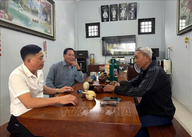 Cán bộ, đảng viên xã Sơn Linh (Quảng Ngãi) vận động bà con chung tay xóa bỏ hủ tục lạc hậu, xây dựng nếp sống văn minh. Ảnh: Đinh Hương - TTXVN