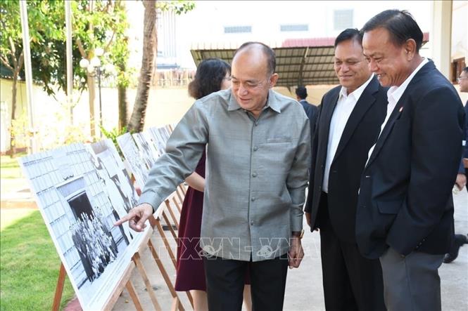 Các đại biểu tham quan triển lãm ảnh về Chủ tịch Hồ Chí Minh, Chủ tịch Kaysone Phomvihane và các đồng chí lãnh đạo của hai Đảng, hai nhà nước. Ảnh: TTXVN phát