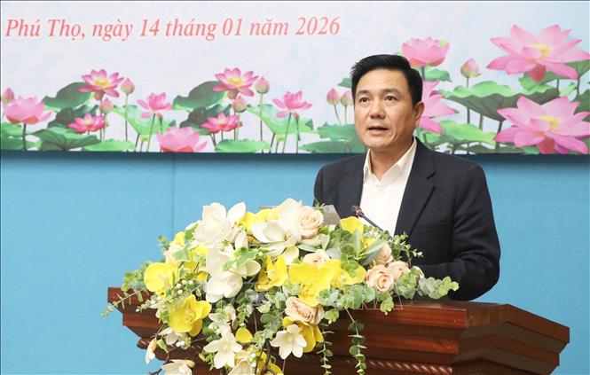 Ông Vũ Việt Văn, Phó Chủ tịch UBND tỉnh Phú Thọ đọc quyết định điều chỉnh quy hoạch. Ảnh: Nguyễn Văn Cảnh - TTXVN