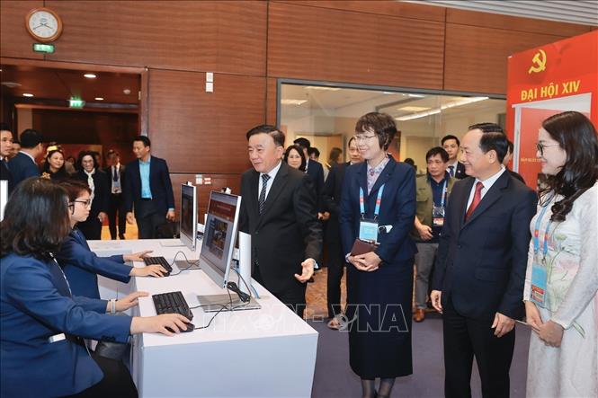 Thường trực Ban Bí thư Trần Cẩm Tú tham quan khu vực tác nghiệp của TTXVN tại Trung tâm Báo chí. Ảnh: Minh Quyết - TTXVN