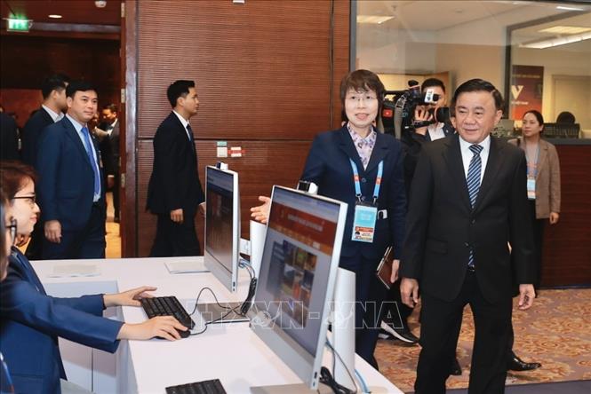 Thường trực Ban Bí thư Trần Cẩm Tú tham quan khu vực tác nghiệp của TTXVN tại Trung tâm Báo chí. Ảnh: Minh Quyết - TTXVN
