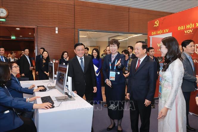 Thường trực Ban Bí thư Trần Cẩm Tú tham quan khu vực tác nghiệp của TTXVN tại Trung tâm Báo chí. Ảnh: Minh Quyết - TTXVN