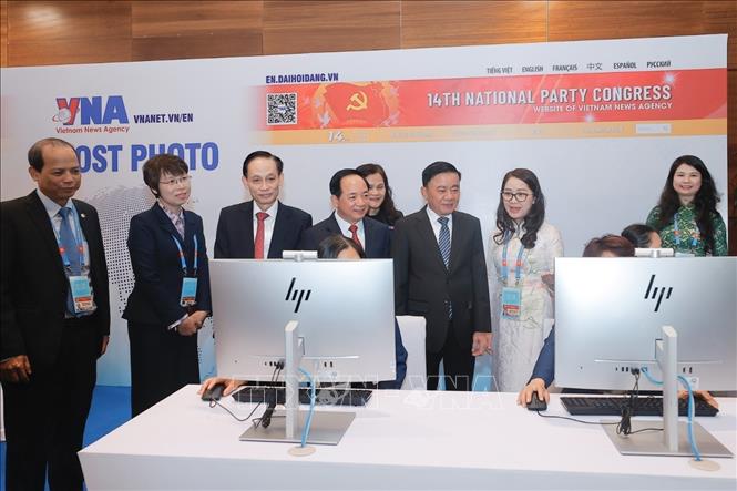 Thường trực Ban Bí thư Trần Cẩm Tú tham quan khu vực tác nghiệp của TTXVN tại Trung tâm Báo chí. Ảnh: Minh Quyết - TTXVN