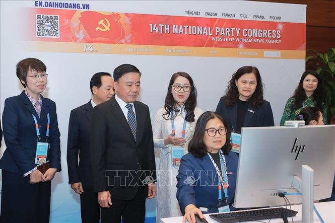 Thường trực Ban Bí thư Trần Cẩm Tú tham quan khu vực tác nghiệp của TTXVN tại Trung tâm Báo chí. Ảnh: Minh Quyết - TTXVN