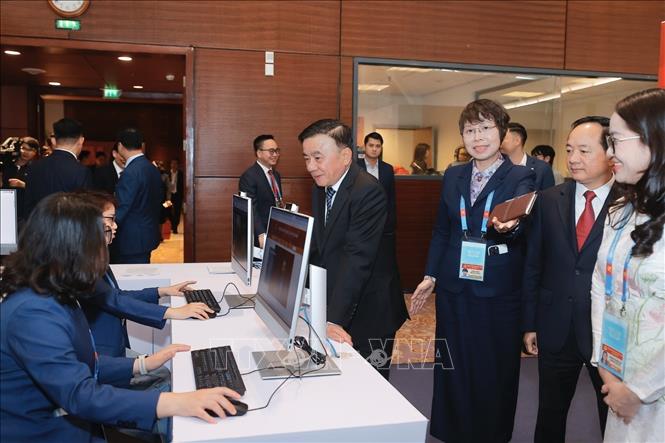 Thường trực Ban Bí thư Trần Cẩm Tú tham quan khu vực tác nghiệp của TTXVN tại Trung tâm Báo chí. Ảnh: Minh Quyết - TTXVN