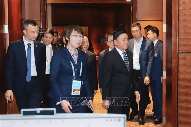 Thường trực Ban Bí thư Trần Cẩm Tú tham quan khu vực tác nghiệp của TTXVN tại Trung tâm Báo chí. Ảnh: Minh Quyết - TTXVN