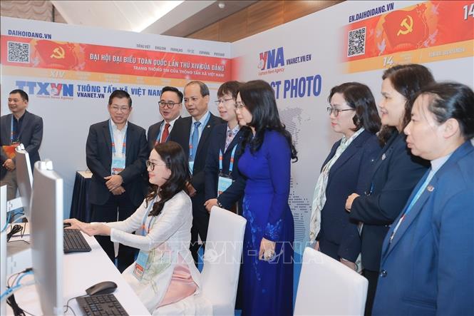 Đại biểu tham quan khu vực tác nghiệp của TTXVN tại Trung tâm Báo chí. Ảnh: Minh Quyết - TTXVN