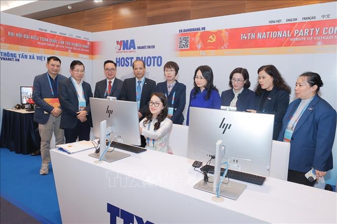 Đại biểu tham quan khu vực tác nghiệp của TTXVN tại Trung tâm Báo chí. Ảnh: Minh Quyết - TTXVN