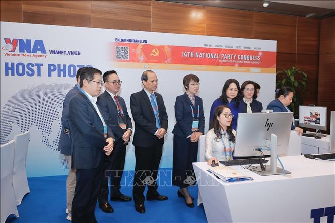 Đại biểu tham quan khu vực tác nghiệp của TTXVN tại Trung tâm Báo chí. Ảnh: Minh Quyết - TTXVN