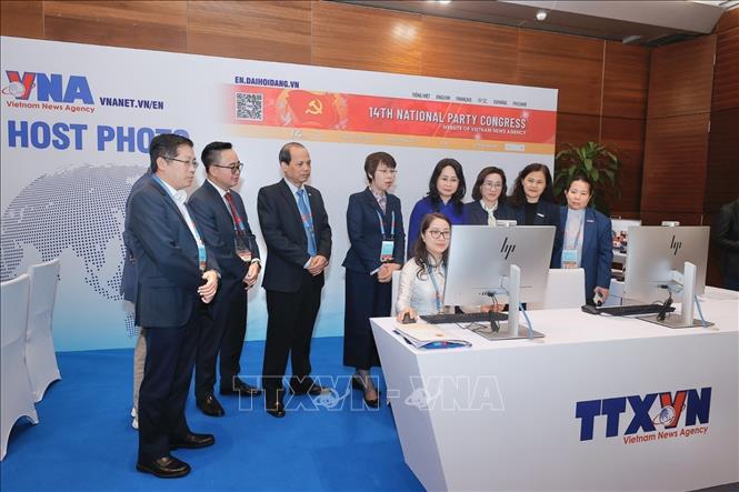 Đại biểu tham quan khu vực tác nghiệp của TTXVN tại Trung tâm Báo chí. Ảnh: Minh Quyết - TTXVN