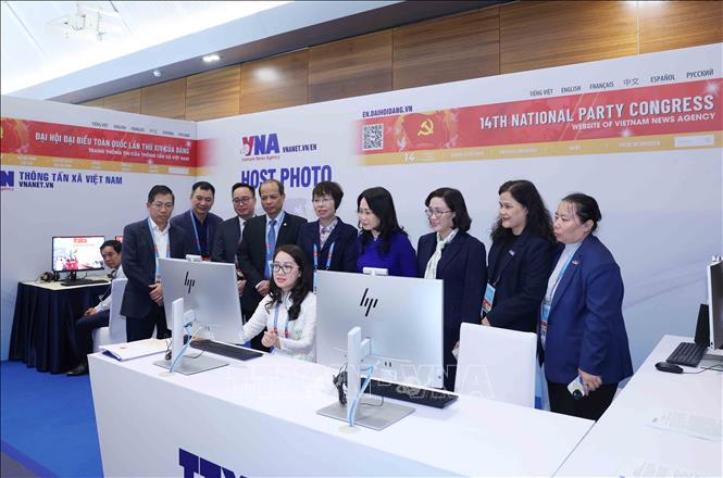 Các đại biểu thăm khu vực tác nghiệp của Thông tấn xã Việt Nam tại Trung tâm Báo chí. Ảnh: Phương Hoa - TTXVN