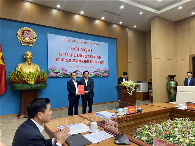 Chủ tịch UBND tỉnh Phú Thọ Trần Duy Đông trao quyết định Quy hoạch cho Sở Tài chính Phú Thọ. Ảnh: Nguyễn Văn Cảnh - TTXVN
