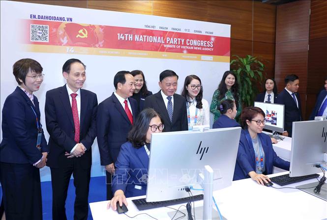 Thường trực Ban Bí thư Trần Cẩm Tú cùng các đại biểu thăm khu vực tác nghiệp của Thông tấn xã Việt Nam tại Trung tâm Báo chí. Ảnh: Phương Hoa - TTXVN