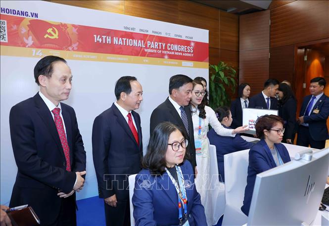 Thường trực Ban Bí thư Trần Cẩm Tú cùng các đại biểu thăm khu vực tác nghiệp của Thông tấn xã Việt Nam tại Trung tâm Báo chí. Ảnh: Phương Hoa - TTXVN