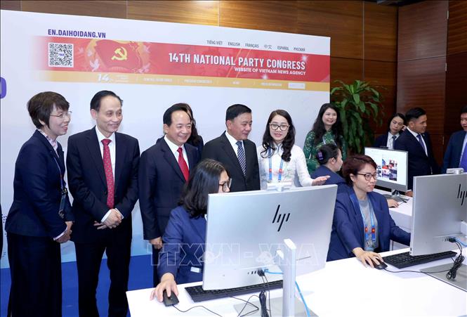 Thường trực Ban Bí thư Trần Cẩm Tú cùng các đại biểu thăm khu vực tác nghiệp của Thông tấn xã Việt Nam tại Trung tâm Báo chí. Ảnh: Phương Hoa - TTXVN