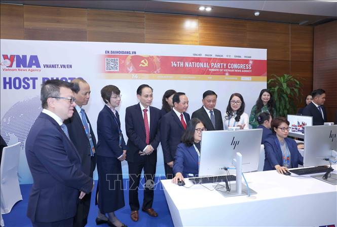 Thường trực Ban Bí thư Trần Cẩm Tú cùng các đại biểu thăm khu vực tác nghiệp của Thông tấn xã Việt Nam tại Trung tâm Báo chí. Ảnh: Phương Hoa - TTXVN