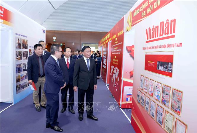 Thường trực Ban Bí thư Trần Cẩm Tú cùng các đại biểu thăm khu vực tác nghiệp của các cơ quan báo chí. Ảnh: Phương Hoa - TTXVN