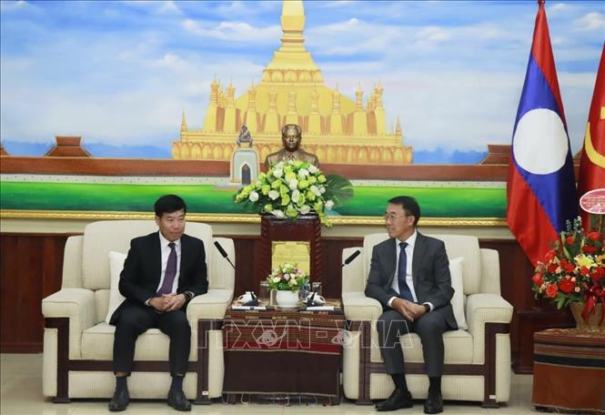 Trưởng Ban Đối ngoại Trung ương Lào Bunleua Phandanouvong (bên phải) tiếp Thứ trưởng Bộ Ngoại giao Nguyễn Mạnh Cường. Ảnh: TTXVN phát