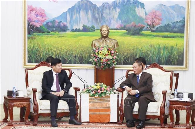 Thường trực Ban Bí thư Lào Vilay Lakhamphong (bên phải) tiếp Thứ trưởng Bộ Ngoại giao Nguyễn Mạnh Cường. Ảnh: TTXVN phát