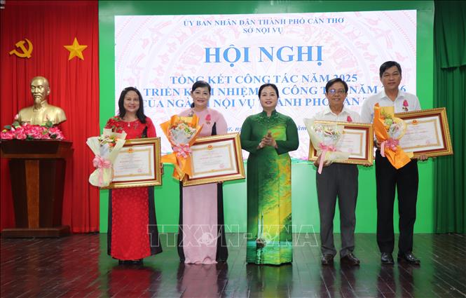 Bà Phạm Thị Phượng, Giám đốc Sở Nội vụ thành phố Cần Thơ trao Huân chương lao động hạng Nhì và hạng Ba của Chủ tịch nước cho các cá nhân có thành tích xuất sắc. Ảnh: Thu Hiền - TTXVN