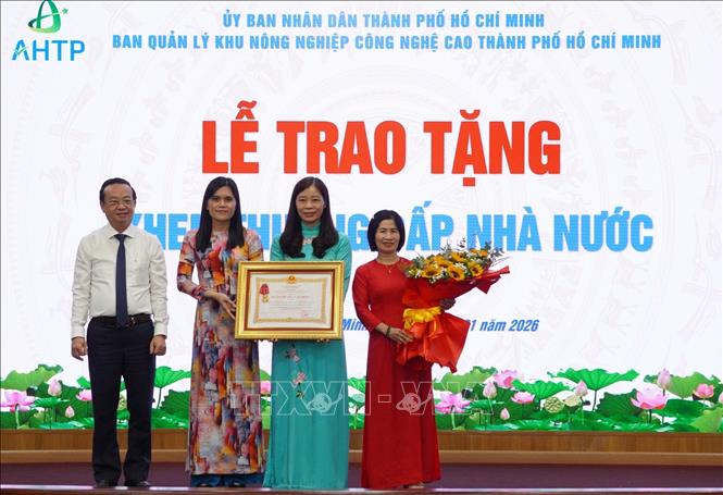 Trao Huân chương Lao động Hạng Ba cho Trung tâm Ươm tạo Doanh nghiệp Nông nghiệp Công nghệ cao. Ảnh: Hương Giang - TTXVN 