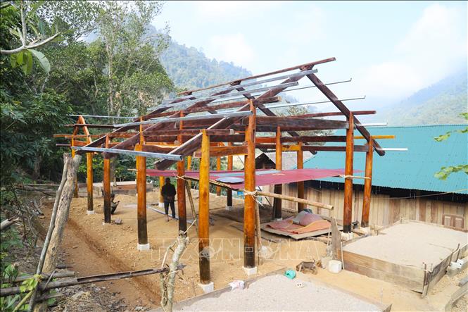 Những ngôi nhà sàn của người dân bị thiệt hại do lũ dữ ở bản Na Hỷ (xã Nhôn Mai, tỉnh Nghệ An) đã hoàn tất dựng khung cứng, chờ nguồn vật liệu để lợp mái, dựng vách ngăn. Ảnh: Xuân Tiến - TTXVN 