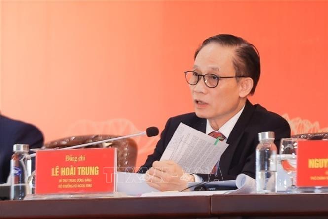 Le Hoai Trung, Secretary of the Party Central Committee and Minister of Foreign Affairs, answers questions from reporters. VNA Photo