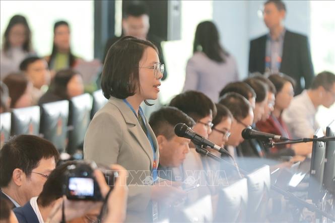 A reporter from Vietnam Television asks a question at the press conference. VNA Photo