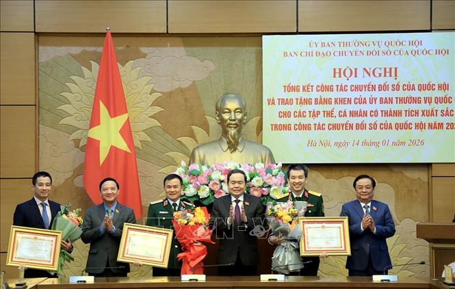 Chủ tịch Quốc hội Trần Thanh Mẫn trao Bằng khen của Ủy ban thường vụ Quốc hội cho các tập thể có thành tích xuất sắc trong công tác chuyển đổi số của Quốc hội năm 2025. Ảnh: Tuấn Anh - TTXVN