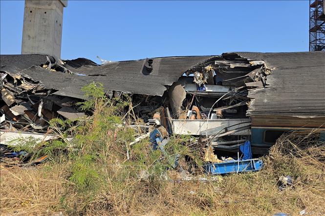 Đoàn tàu bị phá huỷ tại hiện trường vụ sập cần cẩu ở huyện Sikhio, Thái Lan ngày 14/1/2026. Ảnh: THX/TTXVN