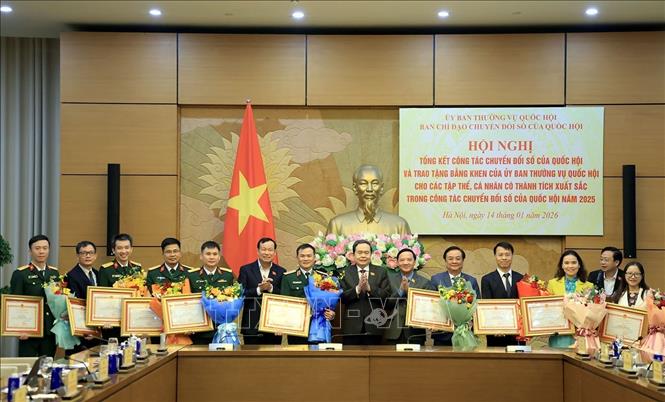 Chủ tịch Quốc hội Trần Thanh Mẫn trao Bằng khen của Ủy ban thường vụ Quốc hội cho các cá nhân có thành tích xuất sắc trong công tác chuyển đổi số của Quốc hội năm 2025. Ảnh: Tuấn Anh - TTXVN