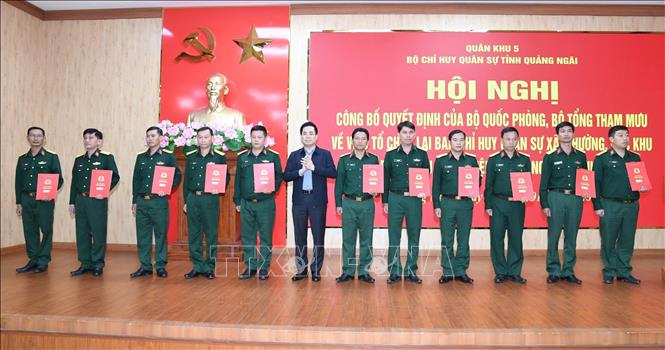 Trao Quyết định điều động, bổ nhiệm 96 sĩ quan quân đội về các xã, phường, đặc khu ở Quảng Ngãi. Ảnh: TTXVN phát