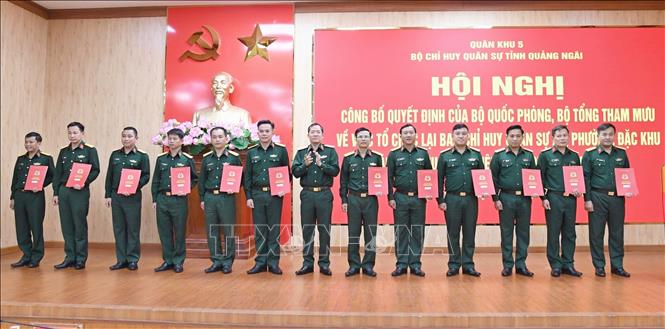 Trao Quyết định điều động, bổ nhiệm các sĩ quan quân đội về 96 xã, phường, đặc khu ở tỉnh Quảng Ngãi. Ảnh: TTXVN phát