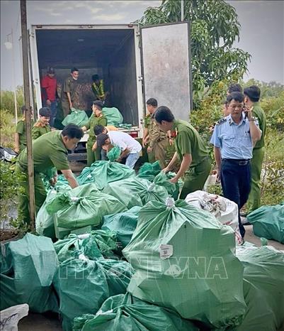 Đội Quản lý thị trường số 6 đã tạm giữ 4 tấn mỹ phẩm không rõ nguồn gốc, xuất xứ để tiếp tục điều tra, xác minh. Ảnh: TTXVN phát