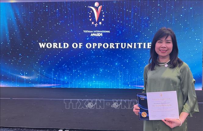 Tiến sĩ Hoàng Thị Hồng Hà được tôn vinh “Sứ giả tiếng Việt ở nước ngoài năm 2025” cho những nỗ lực dài hạn gìn giữ và lan tỏa tiếng mẹ đẻ và bản sắc văn hóa dân tộc Việt Nam tại châu Âu. Ảnh: TTXVN phát