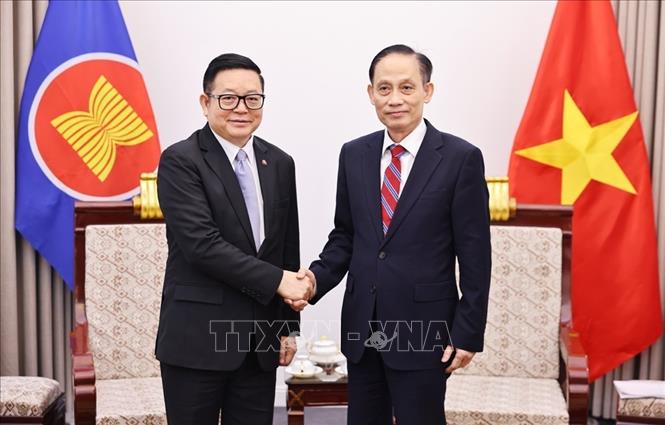 Bí thư Trung ương Đảng, Bộ trưởng Bộ Ngoại giao Lê Hoài Trung tiếp Tổng Thư ký ASEAN Kao Kim Hourn. Ảnh: Minh Đức - TTXVN