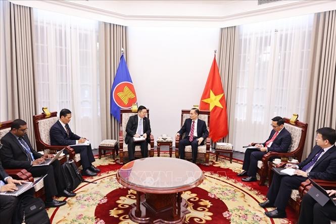 Bí thư Trung ương Đảng, Bộ trưởng Bộ Ngoại giao Lê Hoài Trung tiếp Tổng Thư ký ASEAN Kao Kim Hourn. Ảnh: Minh Đức - TTXVN