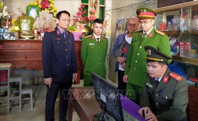 Cơ quan chức năng khám xét nơi ở, phương tiện đối tượng sử dụng thực hiện hành vi phạm tội. Ảnh: TTXVN phát
