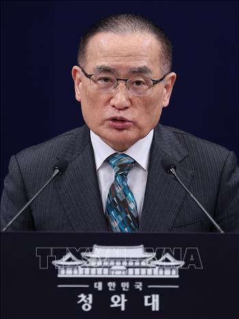 Cố vấn An ninh Quốc gia Hàn Quốc Wi Sung Lac phát biểu trong một cuộc họp báo tại Seoul. Ảnh: Yonhap/TTXVN