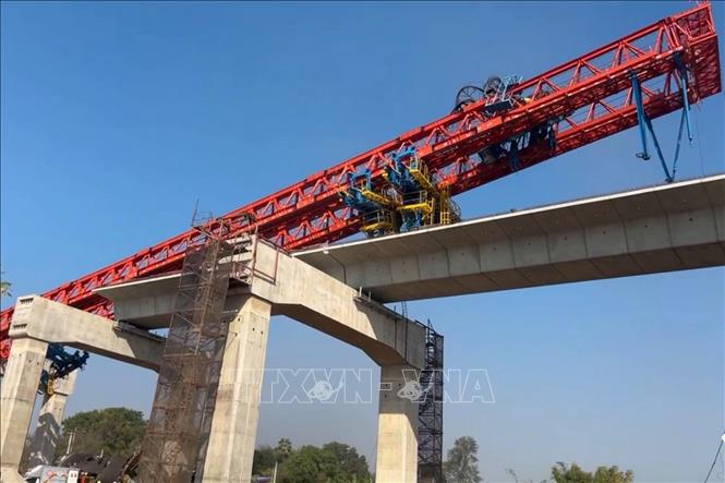 Hiện trường vụ cần cẩu sập trúng đoàn tàu chở khách tại tỉnh Nakhon Ratchasima, Đông Bắc Thái Lan ngày 14/1/2026. Ảnh: THX/TTXVN