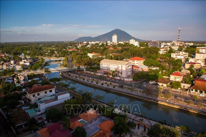Từ Khu du lịch quốc gia núi Bà Đen đến hạ tầng đô thị tại trung tâm phường Tân Ninh, tỉnh Tây Ninh đang dần khoác lên mình diện mạo mới. Ảnh: Giang Phương - TTXVN
