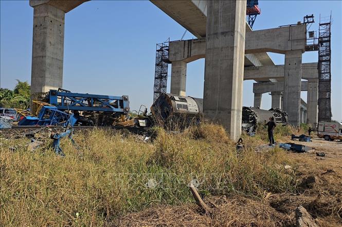 Hiện trường vụ cần cẩu sập trúng đoàn tàu chở khách tại tỉnh Nakhon Ratchasima, Đông Bắc Thái Lan ngày 14/1/2026. Ảnh: THX/TTXVN