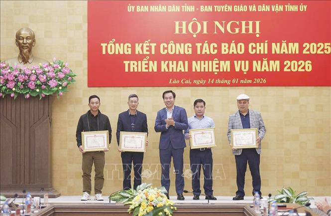 Trưởng Ban Tuyên giáo và Dân vận Tỉnh ủy Lào Cai Dương Đức Huy tặng Bằng khen của UBND tỉnh cho các tập thể. Ảnh: TTXVN phát