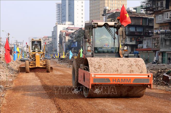 Không khí thi công khẩn trương trên dự án đường Vành đai 1, đoạn Hoàng Cầu - Voi Phục. Ảnh: Quốc Khánh - TTXVN