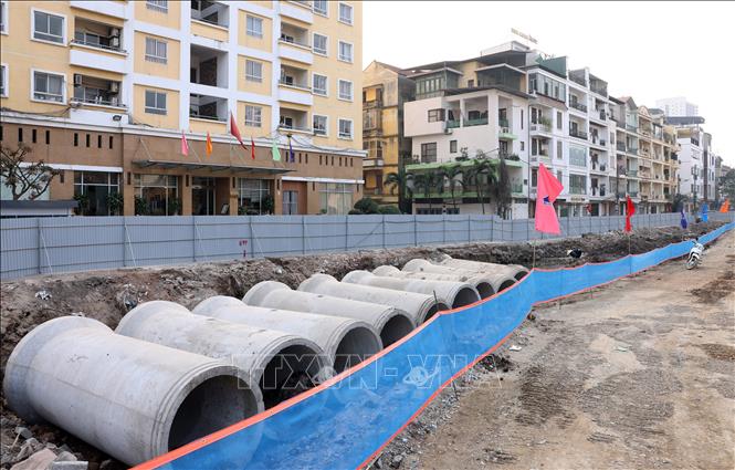 Hệ thống cống ngầm được thi công khẩn trương với phương châm làm đến đâu gọn đến đó. Ảnh: Quốc Khánh - TTXVN