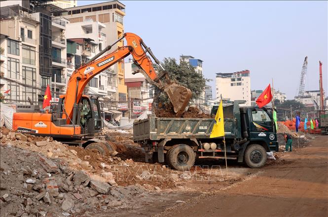 Không khí thi công khẩn trương trên dự án đường Vành đai 1, đoạn Hoàng Cầu - Voi Phục. Ảnh: Quốc Khánh - TTXVN