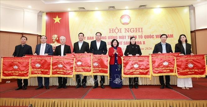 Bà Bùi Thị Minh Hoài, Ủy viên Bộ Chính trị, Bí thư Trung ương Đảng, Bí thư Đảng ủy MTTQ và các đoàn thể Trung ương, Chủ tịch Ủy ban Trung ương MTTQ Việt Nam trao khen thưởng tại Hội nghị. Ảnh: Minh Đức – TTXVN